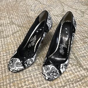 Women’s Naughty Monkey Black and White Pumps Heels